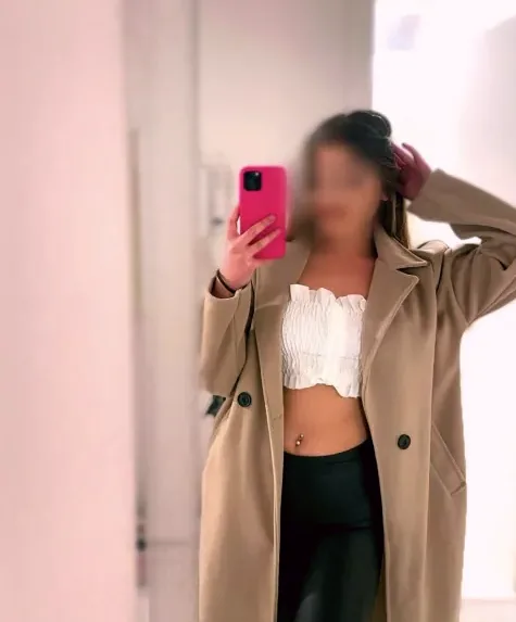Amira, 19