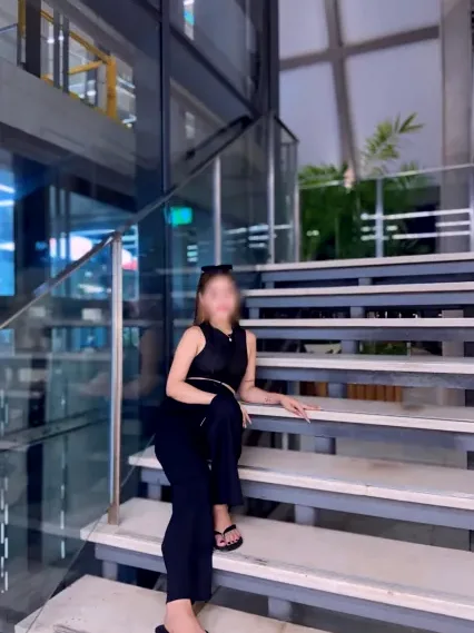 Amira, 23