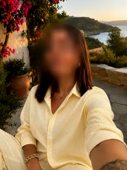 Julie, 23